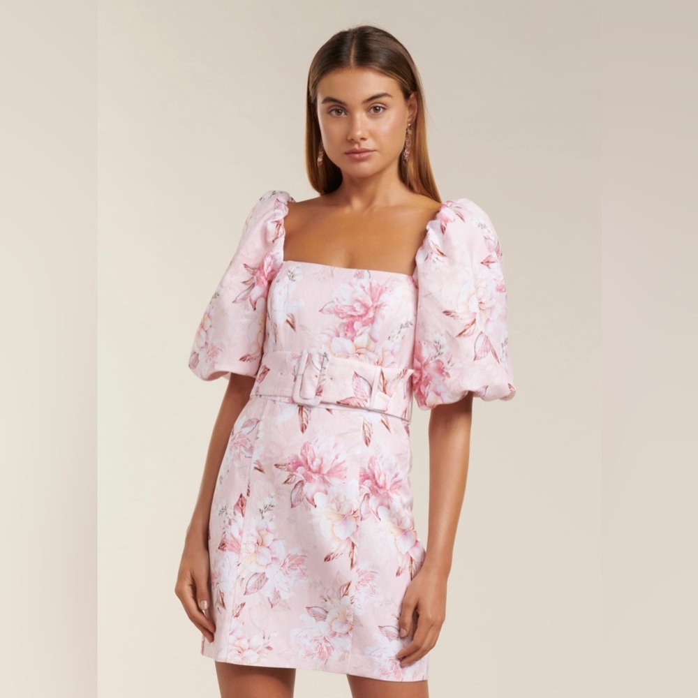 🌸 Floral mini dress with belt and puff sleeve